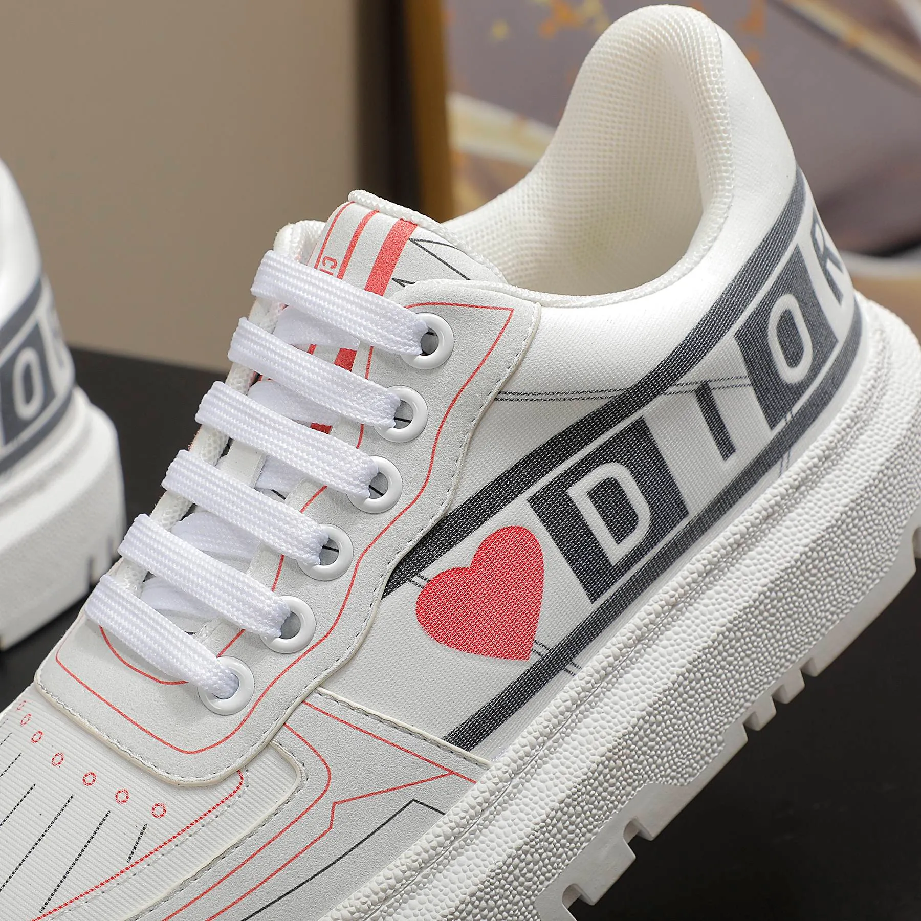 👟👟Ex-factory price 460👟👟 2021ssDior casual white shoes, the same style as the ready-to-wear series 1️⃣Original mold opening 2️⃣Original cowhide➕Breathable mesh lining 3️⃣TPU evacuation outsole 4️⃣Injected latex sheepskin feet 5️⃣Full package at the counter Code number 35-40 (41 can be customized)